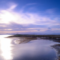 野付半島の海に伸びる木製桟橋と夕暮れの風景の写真