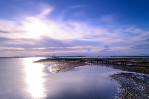 野付半島の海に伸びる木製桟橋と夕暮れの風景