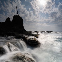 波打ち際と岩礁が織りなす北海道積丹町出岬町の海岸風景の写真