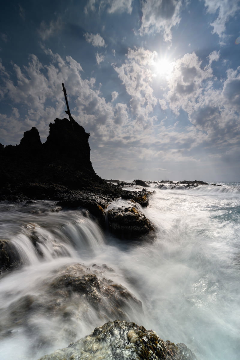 海岸の岩礁に波が打ち寄せる波打ち際の風景