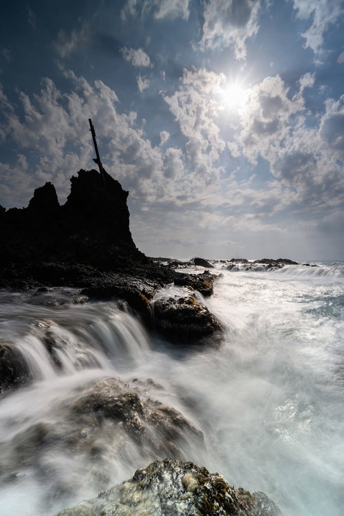 波打ち際と岩礁が織りなす北海道積丹町出岬町の海岸風景