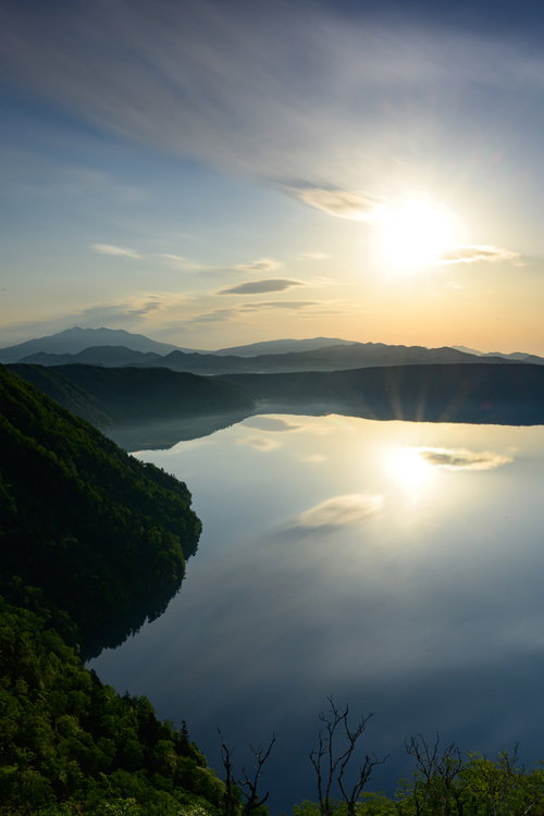 摩周湖の湖面に映る朝焼けとサンライズ（北海道川上郡弟子屈町）