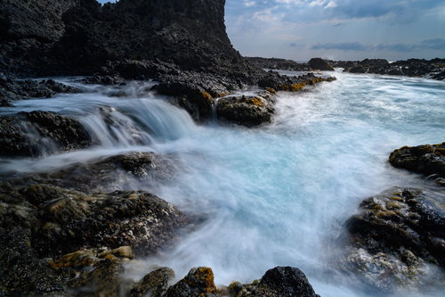 岩礁にダイナミックに迫る波打ち際、北海道積丹町出岬町