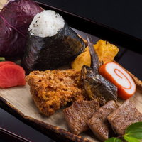 登山者向け栄太郎のA5ランク飛騨牛弁当とおにぎりの写真