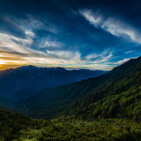夕暮れの西穂高岳から望む北アルプスの名峰の写真
