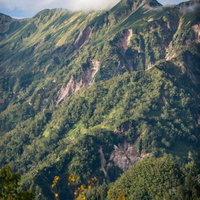 平湯温泉の北アルプス稜線と新緑の風景、登山ハイキングコースの写真