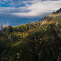 北アルプス槍ヶ岳と西鎌尾根の絶景を望む登山ルートの写真