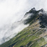 槍ヶ岳と雲海に包まれた北アルプスの山々を望む登山道からの景色の写真