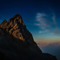 槍ヶ岳と夕暮れの光が映える北アルプスの山頂風景の写真