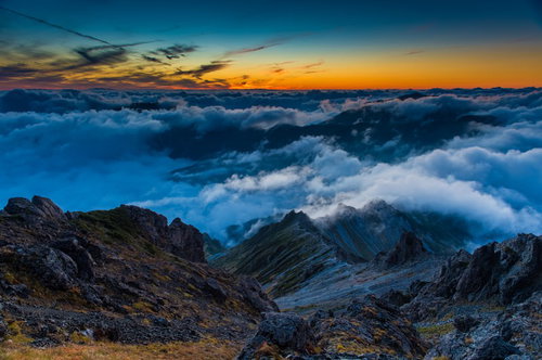 北アルプス西鎌尾根から見る夕焼けと雲海の絶景