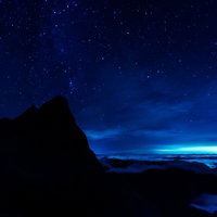 北アルプス槍ヶ岳と満天の星空、雲海に包まれた夜景の写真