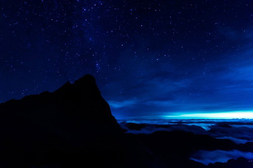 北アルプス槍ヶ岳と満天の星空、雲海に包まれた夜景