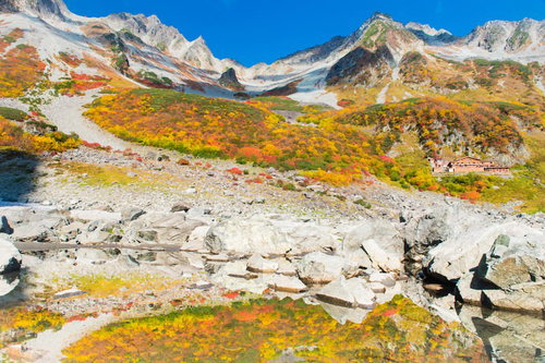 雪に覆われた合掌造りの古民家