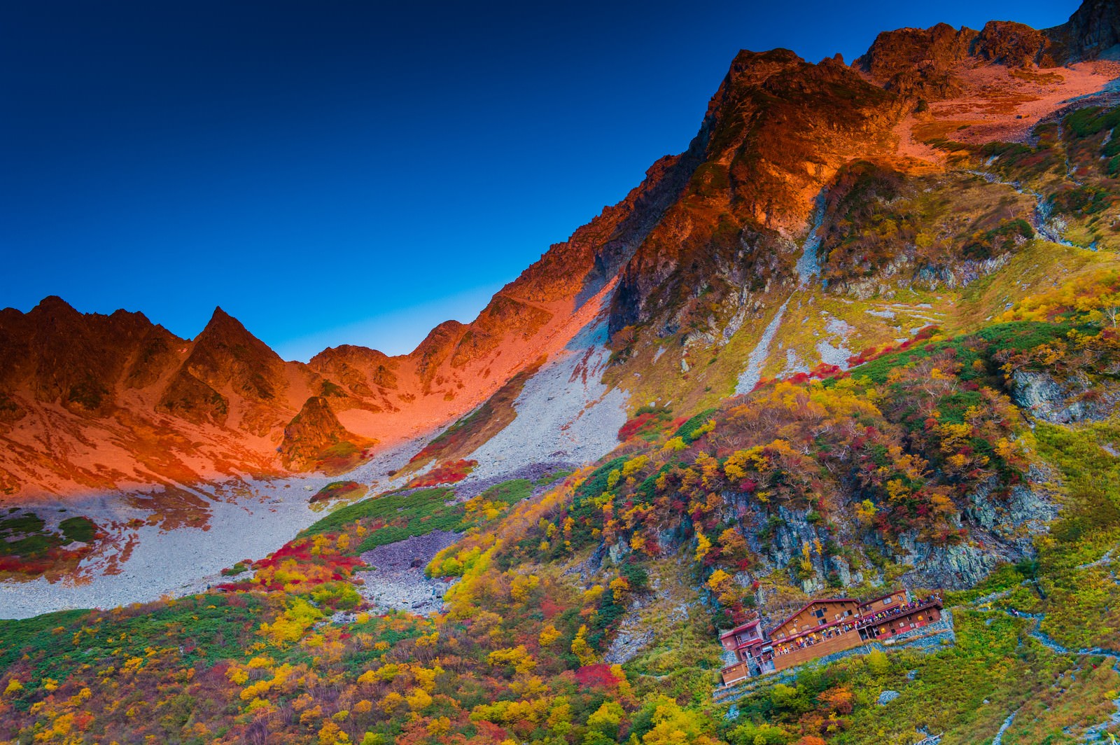 秋の涸沢カールの紅葉と岩峰