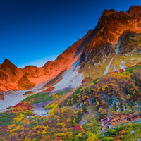 秋の紅葉に染まる涸沢カールの絶景の写真