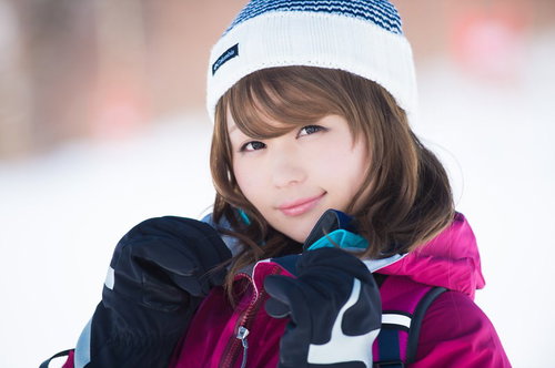 ウィンター茜さやのレイヤリングコーデ、ゲレンデでの笑顔