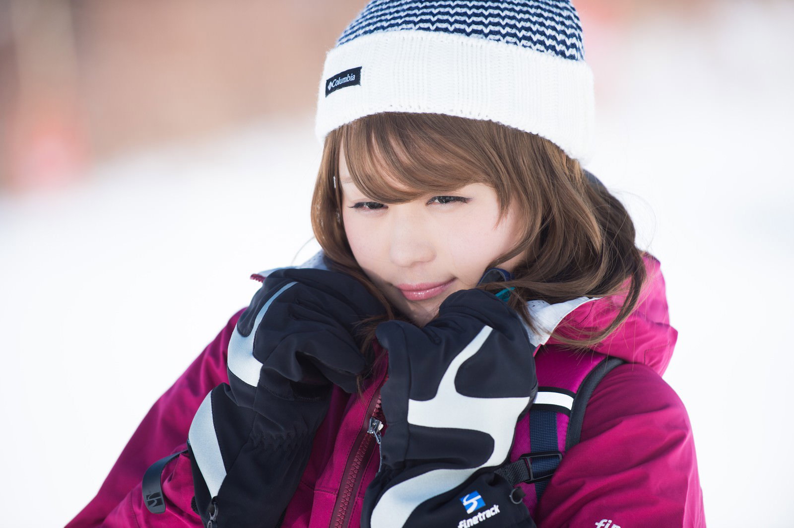 雪山のスキー場でウェアを着た若い女性［モデル：茜さや］