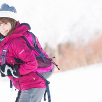 マイ・スキー板を抱きかかえるウィンターガールの写真