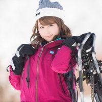 私はスノーシュー持参だよ？とアピールする冬山美女の写真