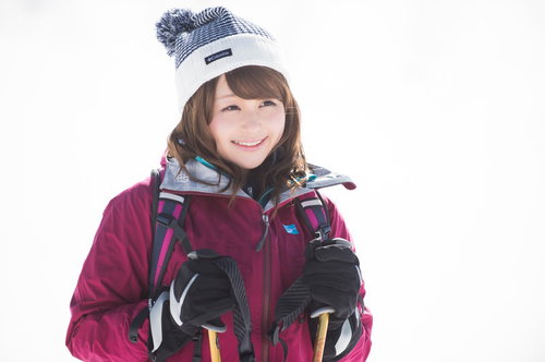雪景色に思わずニッコリ！冬の登山初体験の女性