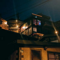 夜間にライトアップされた九份の建物と街灯の写真