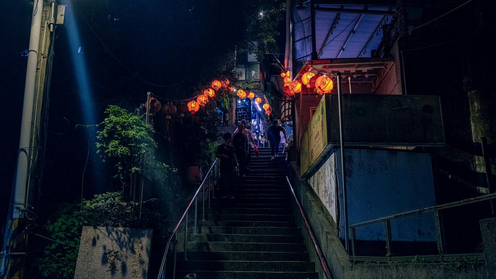 台湾の九份の夜間。赤い提灯が灯る石段と両側の古い建物