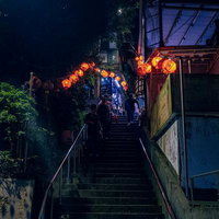 夜の九份で赤い提灯が灯る階段路地裏の風景の写真
