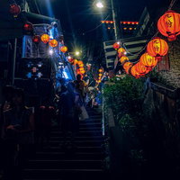 赤い提灯が連なる夜の九份路地裏、台湾の古い街並みの写真