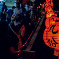 九份の夜間の赤い提灯が灯る路地裏の風情あふれる夜景の写真