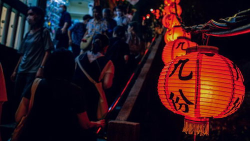 九份の夜間の赤い提灯が灯る路地裏の風情あふれる夜景