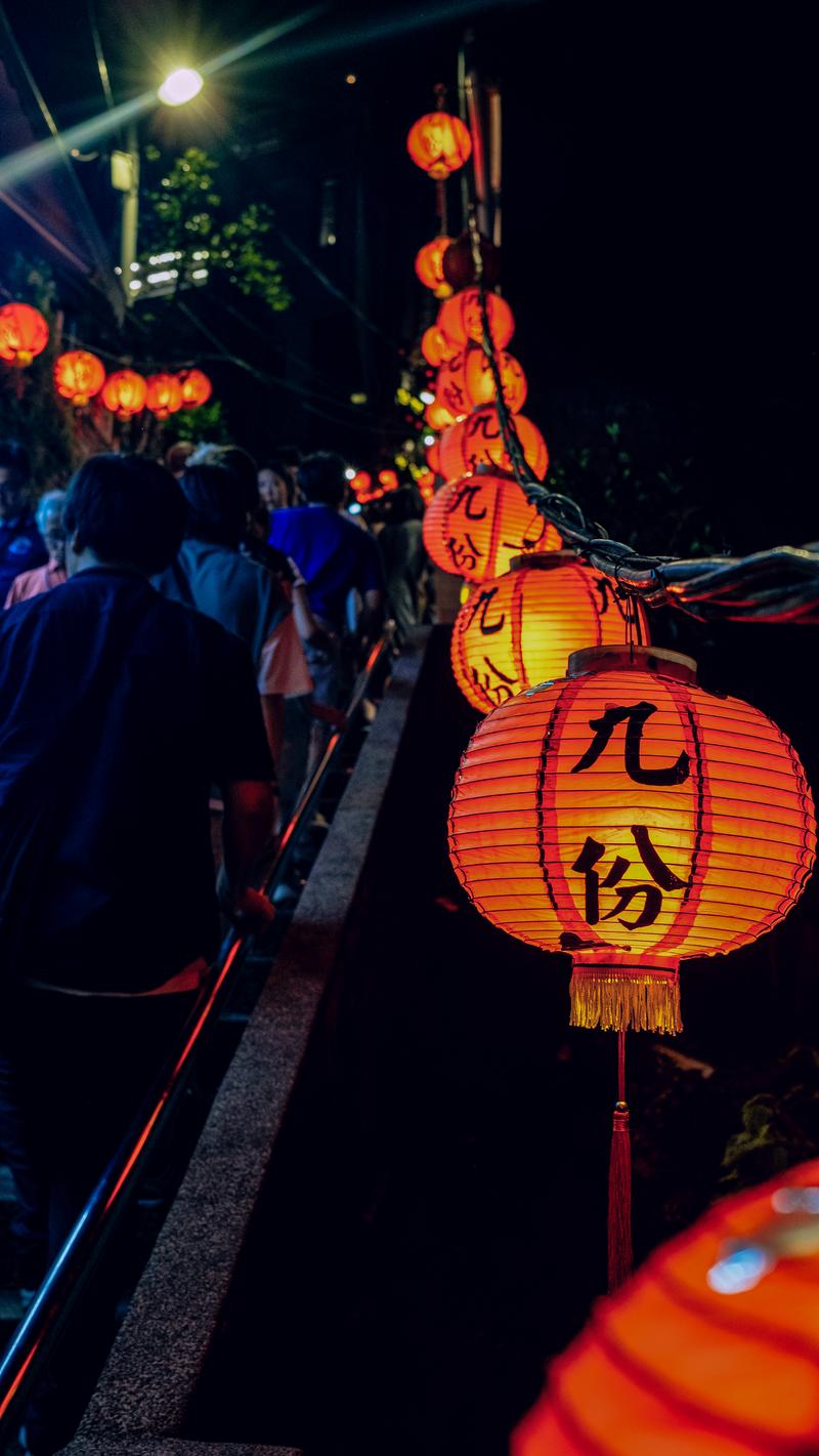 夜の九份で赤く照らされた提灯と人混みの街並みの写真素材 - フリー