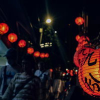 九份の街並みを照らす提灯が語る台湾の夜景の写真
