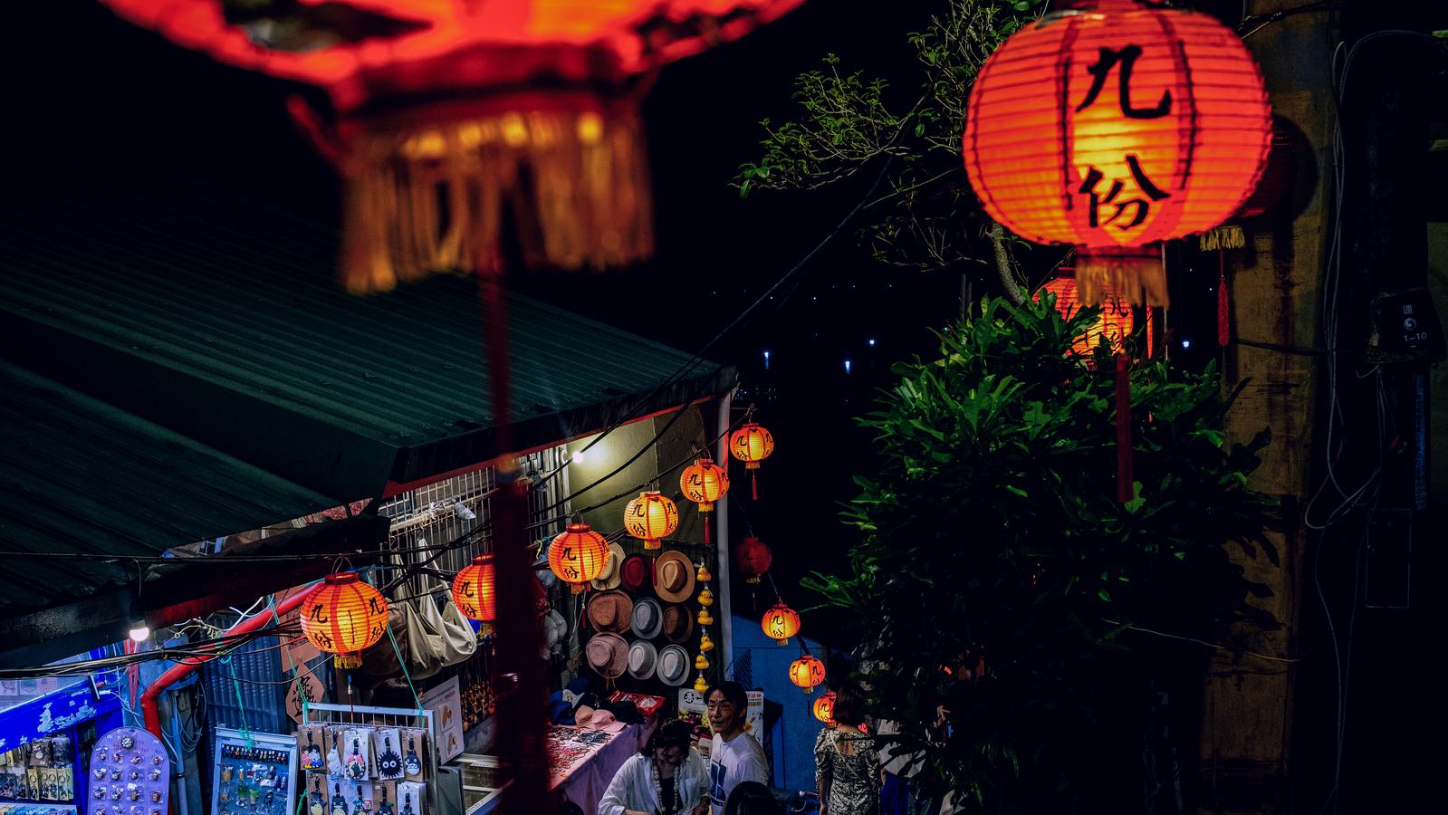 台湾の九份で赤い提灯がつく夜間の路面店の風景