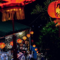台湾・九份の夜間の提灯と路面店の夜景 観光地の街並みの写真