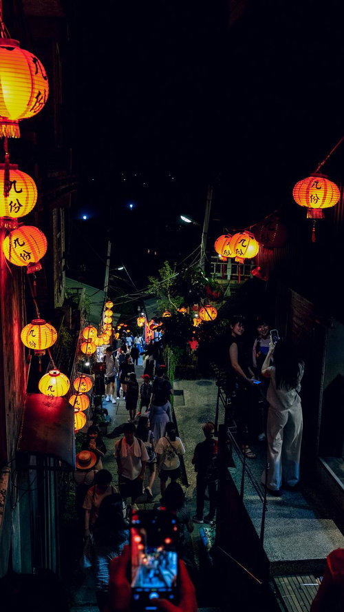 九份の夜の石段路地に赤く輝く提灯と観光客