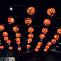 台湾の九份で夜間に輝く路地裏の赤い提灯と電線の写真