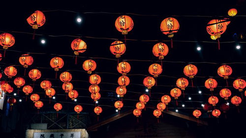 台湾の九份で夜間に輝く路地裏の赤い提灯と電線