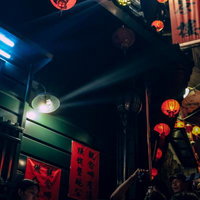 九份の赤い提灯と街灯に照らされた夜の街並みの写真