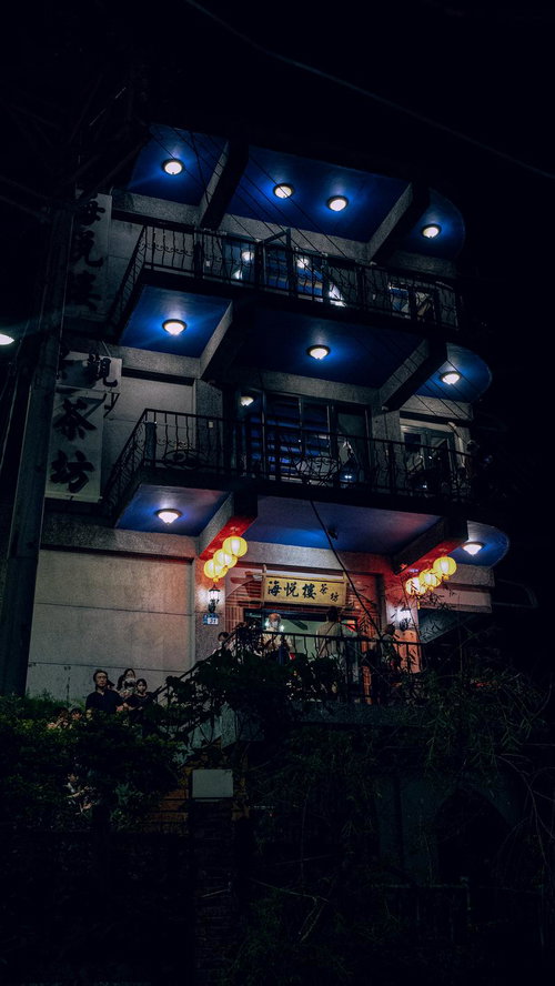 夜間にライトアップされた海悦楼茶坊（九份）