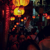 提灯が照らす台湾九份の夜の人混みの写真