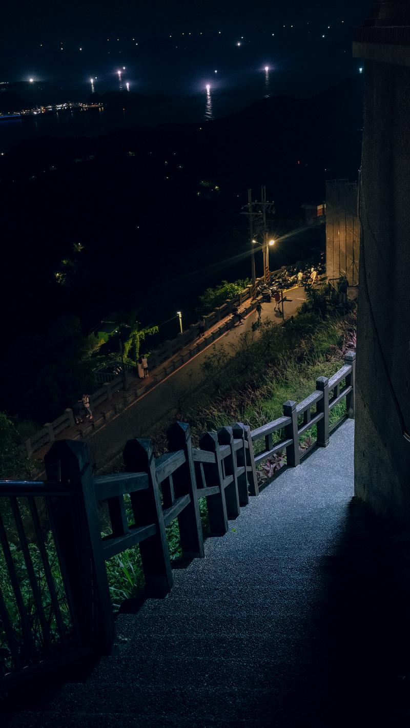 街灯で照らされた九份の石造り階段と夜空の風景