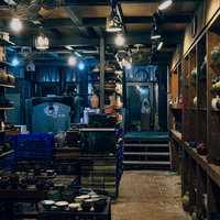 台湾の九份にある陶器工房の夜間営業時の店内風景の写真