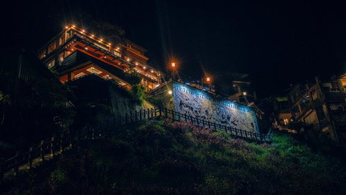 夜間にライトアップされた九份の金鉱労働者の壁画