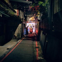 九份の夜の路地を照らす灯りと影、古い建物が立ち並ぶ台湾の風情の写真
