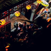 九份の夜の細い路地と赤い提灯の写真