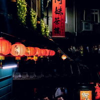 九份の夜景に赤く灯る提灯と人混み、台湾を代表する観光地の夜市風景の写真