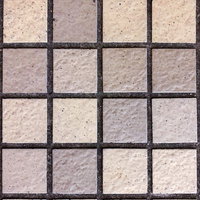 ベージュ系の正方形ミニタイル床のテクスチャーの写真