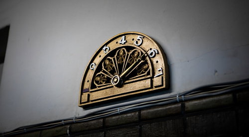 アンティークなインジケーター（古いエレベーターの階数表示）