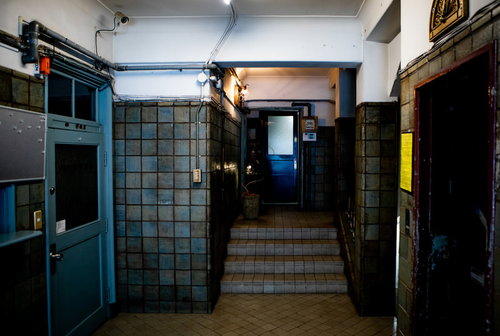 昭和の建築様式が残るレトロなエレベータ前の踊り場と階段