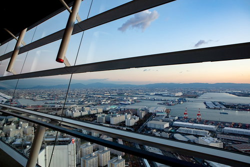 コスモタワーのガラス越しに見た大阪湾の街並み（咲洲庁舎展望台）